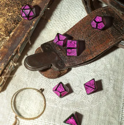 Q-Workshop - Call of Cthulhu RPG Dice Set: 7th Edition - Black & Magenta (7-delig)