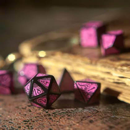 Q-Workshop - Call of Cthulhu RPG Dice Set: 7th Edition - Black & Magenta (7-delig)