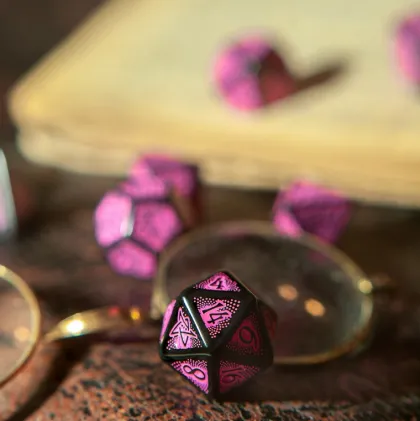 Q-Workshop - Call of Cthulhu RPG Dice Set: 7th Edition - Black & Magenta (7-delig)