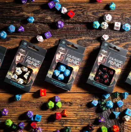 Q-Workshop - Classic Runic RPG Dice Set: White & Red (7-delig)