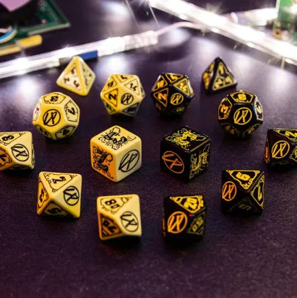 Q-Workshop - Cyberpunk Red RPG Dice Set: Danger Zone (7-delig)