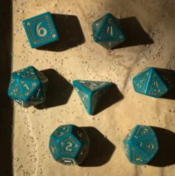 Q-Workshop - RuneQuest RPG Dice Set: Turquoise & Gold (7-delig)