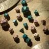Q-Workshop - RuneQuest RPG Dice Set: Beige & Burgundy (7-delig)