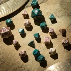 Q-Workshop - RuneQuest RPG Dice Set: Beige & Burgundy (7-delig)