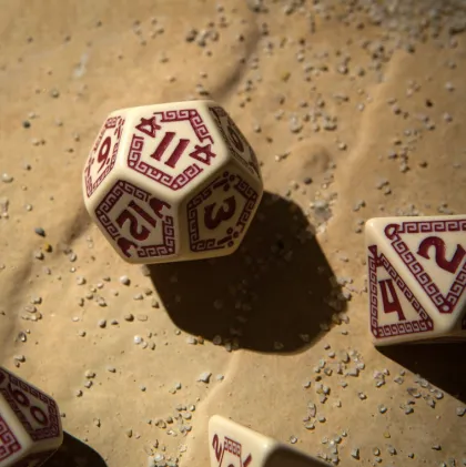 Q-Workshop - RuneQuest RPG Dice Set: Beige & Burgundy (7-delig)