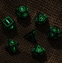 Q-Workshop - Runic RPG Dice Set: Black & Glow-In-The-Dark (7-delig)